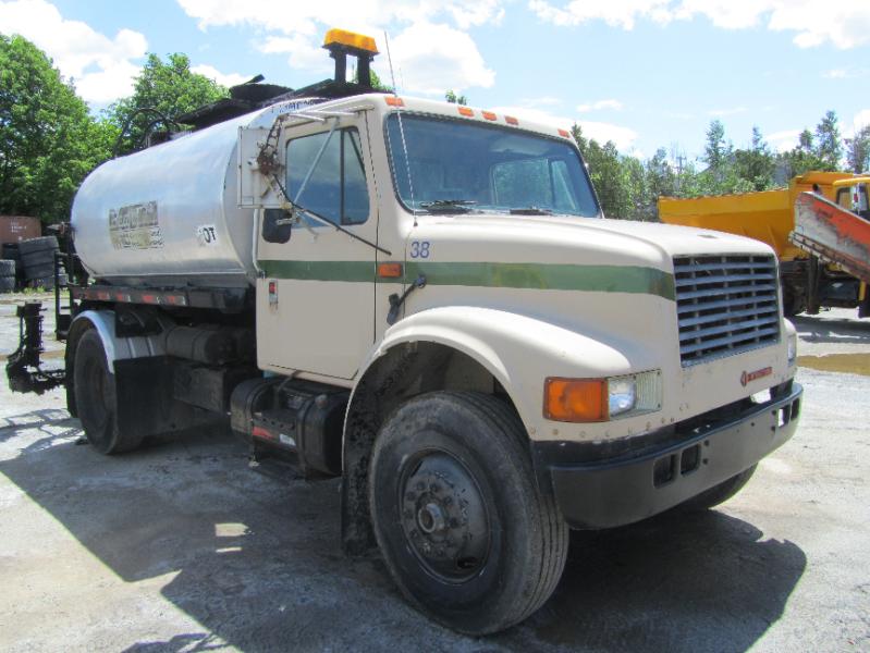 Truck (Asphalt distributors) International 4700 1990 For Sale at EquipMtl