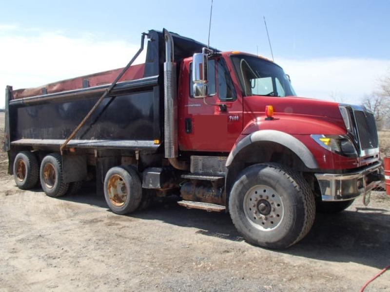 Lift axles non-directional dump truck International 7600 2006 For Sale at EquipMtl