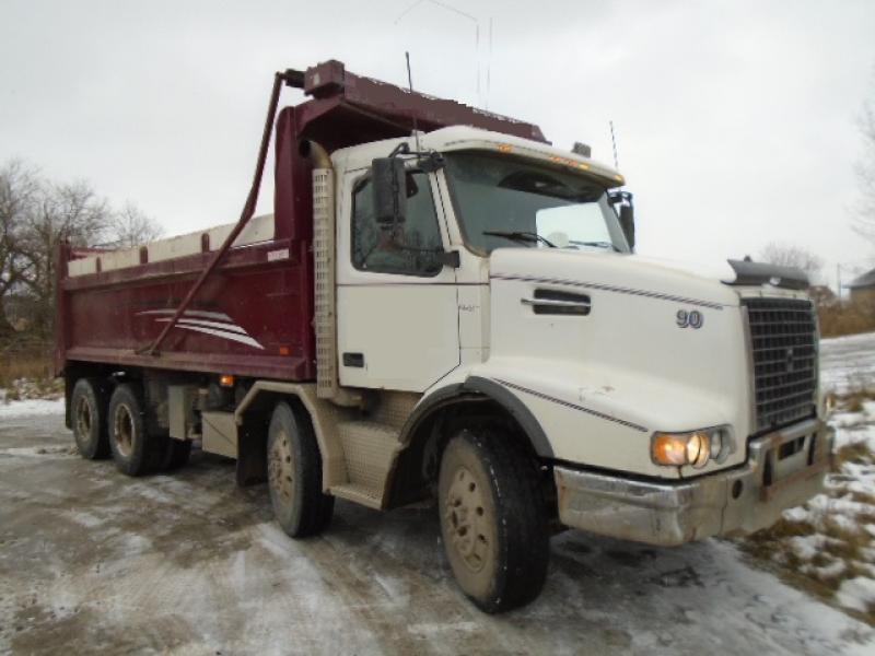 Camion dompeur 12 roues Volvo VHD 2004 En Vente chez EquipMtl