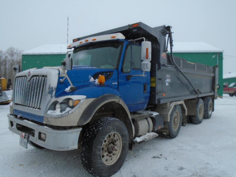 12 wheels dump truck International 7600 2011 For Sale at EquipMtl