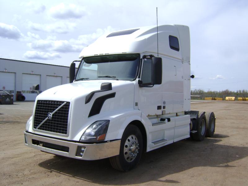 Camion Tracteur 10 roues couchette Volvo VNL64T 2014 En Vente chez EquipMtl