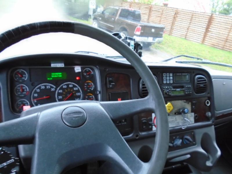 Camion-cube Freightliner FM2 106 2004 Équipement en vente chez EquipMtl