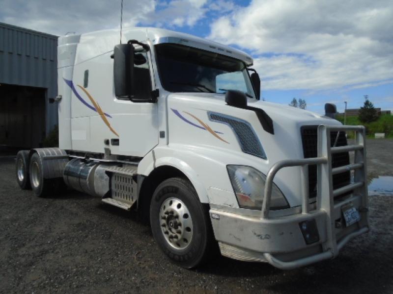 Camion Tracteur 10 roues couchette Volvo VNL64T 2014 En Vente chez EquipMtl