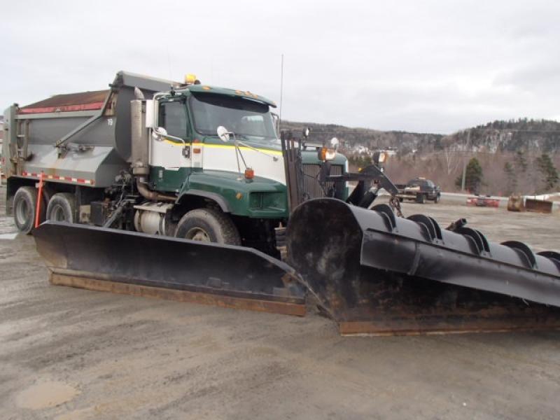 Camion à neige International 5900i 2006 En Vente chez EquipMtl