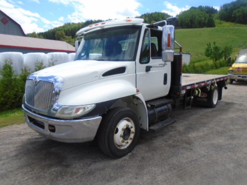 Camion plateforme International 4200 2006 En Vente chez EquipMtl