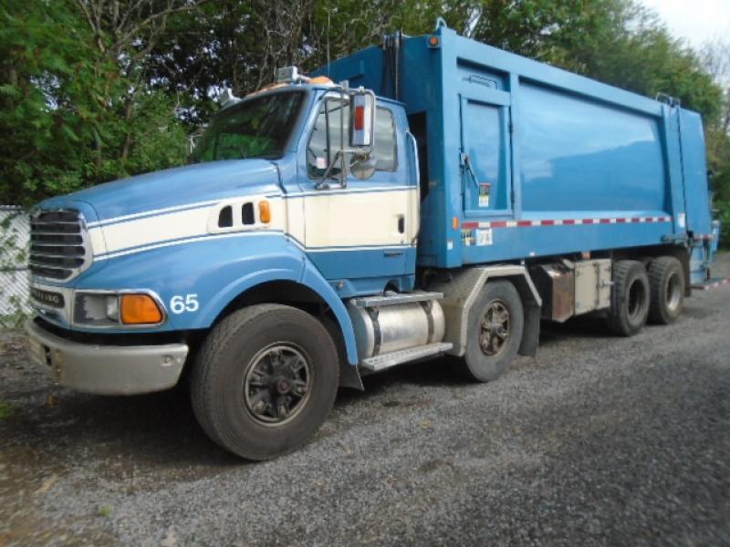 Waste management truck Sterling LT9500 2004 For Sale at EquipMtl