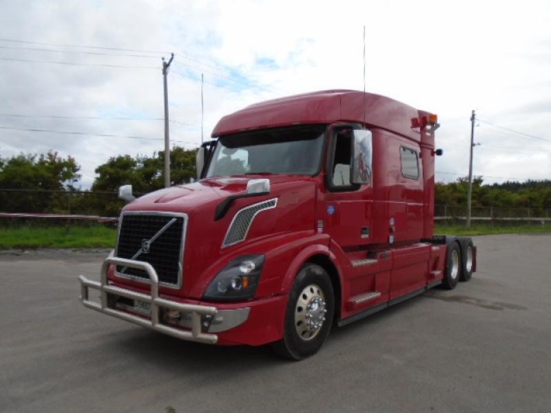 Camion Tracteur 10 roues couchette Volvo VNL64T730 2018 En Vente chez EquipMtl