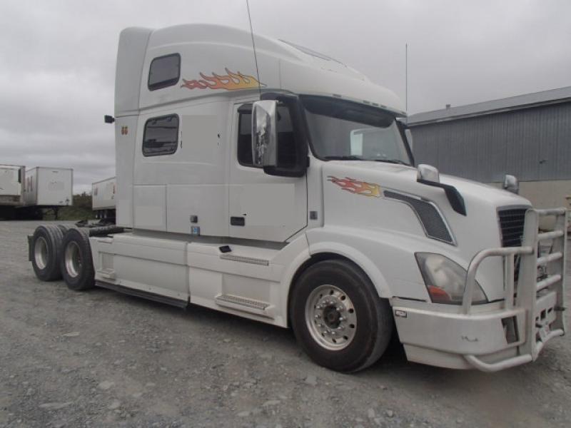 Camion Tracteur 10 roues couchette Volvo VNL64T 2015 En Vente chez EquipMtl