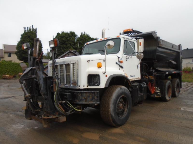 Plow truck International 2674 2002 For Sale at EquipMtl