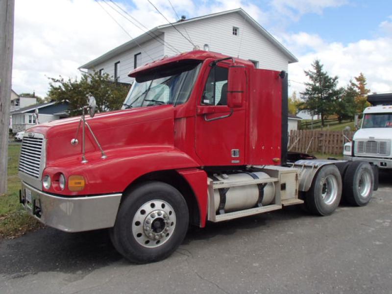 Tractor truck 10 wheels Day Cab Freightliner FL112 2000 For Sale at EquipMtl