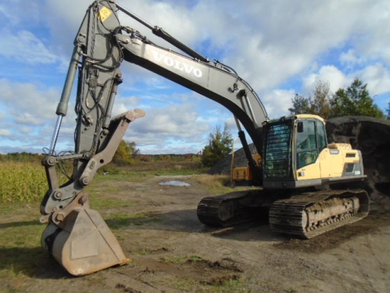 Excavatrice (20 à 39 tonnes) Volvo EC220DL 2015 En Vente chez EquipMtl