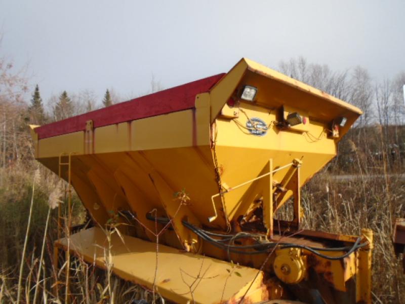 Spreader Lanau 12' x 8' For Sale at EquipMtl