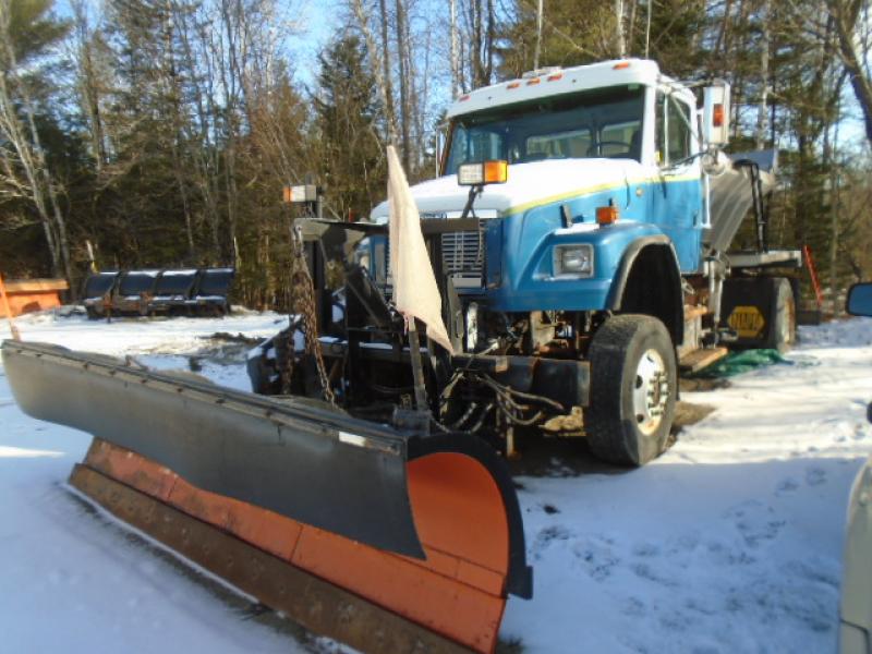 Plow truck Freightliner FL80 2001 For Sale at EquipMtl