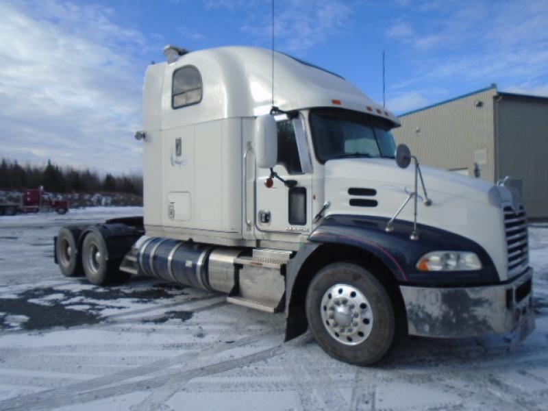 Camion Tracteur 10 roues couchette Mack CXU613 2013 En Vente chez EquipMtl