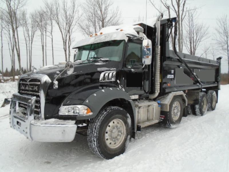 Camion dompeur 12 roues Mack Granite GR64B 2022 En Vente chez EquipMtl