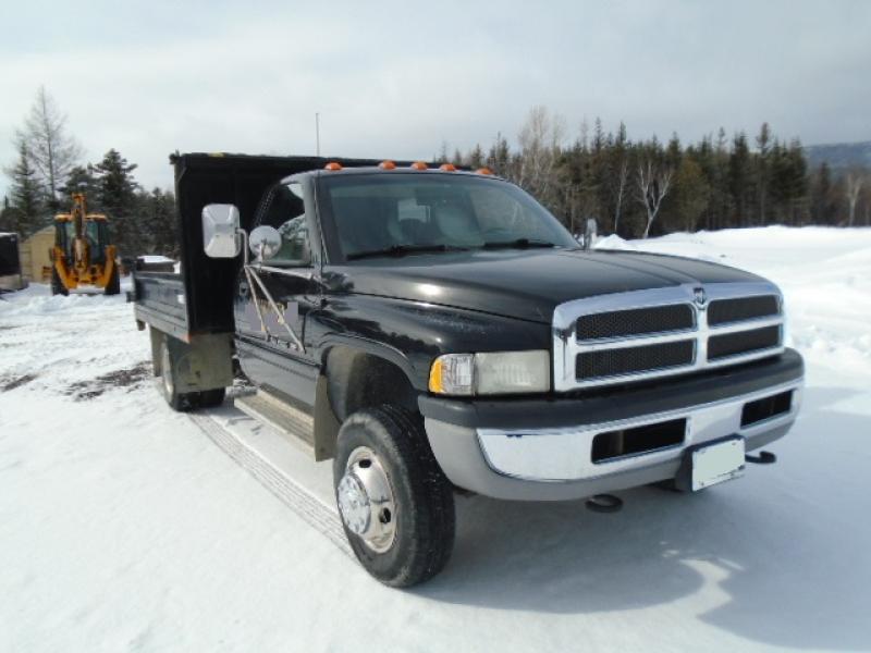 Camion dompeur 6 roues Dodge RAM 3500 1999 En Vente chez EquipMtl