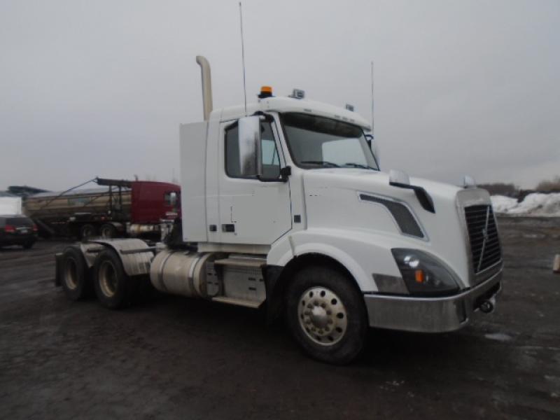Camion tracteur 10 roues Day Cab Volvo VNL64T300 2018 En Vente chez EquipMtl
