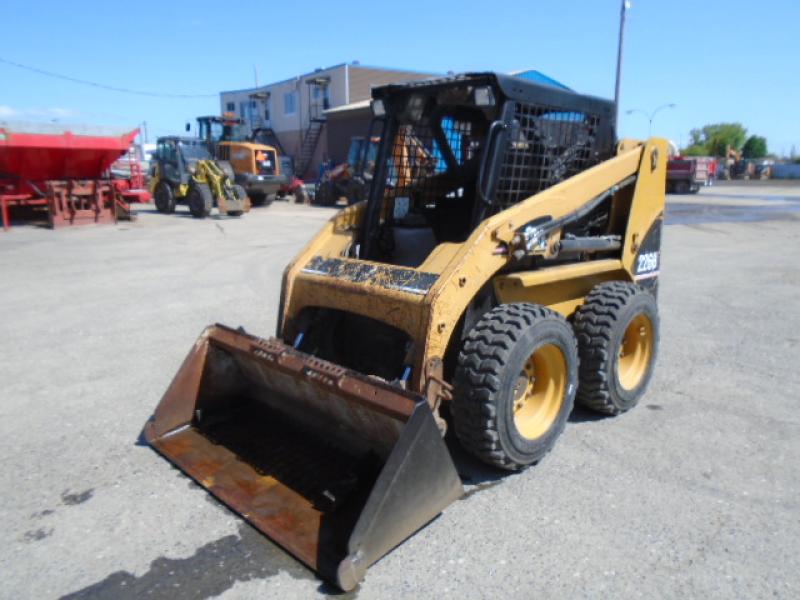 Chargeur compact moins de 5 tonnes Caterpillar 226B 2005 En Vente chez EquipMtl