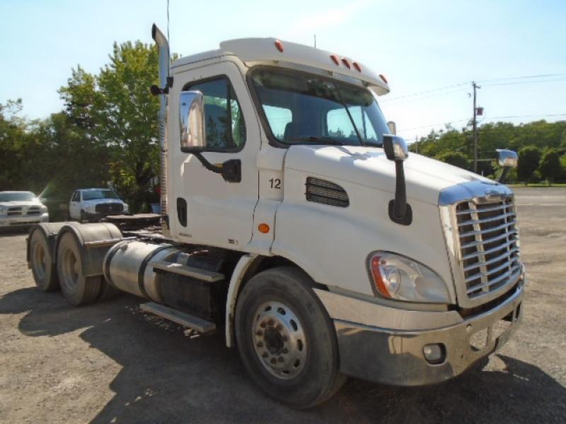 Tractor truck 10 wheels Day Cab Freightliner Cascadia 113 2012 For Sale at EquipMtl