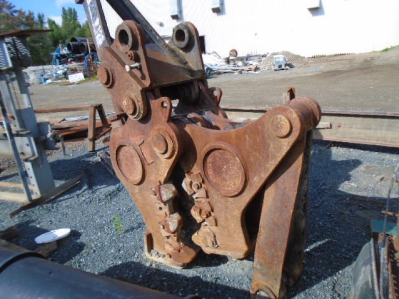 Concrete crusher Caterpillar P120 2005 For Sale at EquipMtl