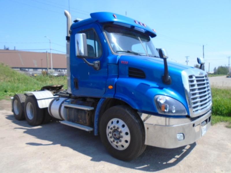 Camion tracteur 10 roues Day Cab Freightliner Cascadia 2017 En Vente chez EquipMtl