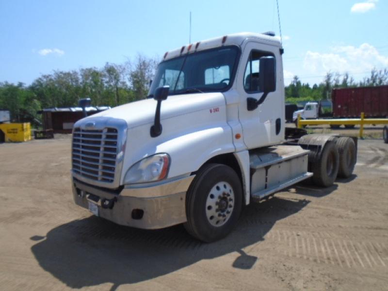 Tractor truck 10 wheels Day Cab Freightliner Cascadia 2014 For Sale at EquipMtl
