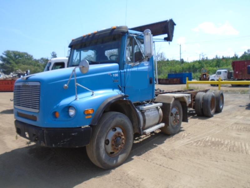 Camion roll-off Freightliner FL112 2004 En Vente chez EquipMtl