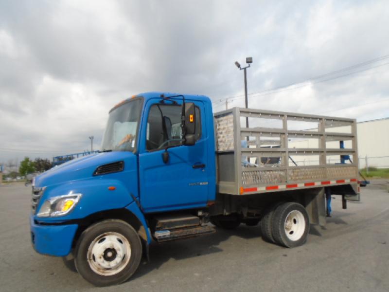 Flatbed truck Hino 185 2005 For Sale at EquipMtl