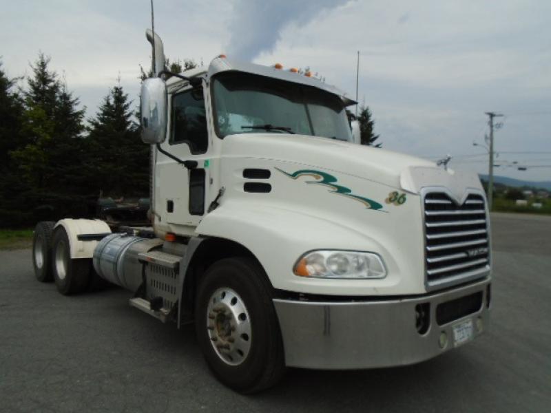 Camion tracteur 10 roues Day Cab Mack CXU613 2017 En Vente chez EquipMtl