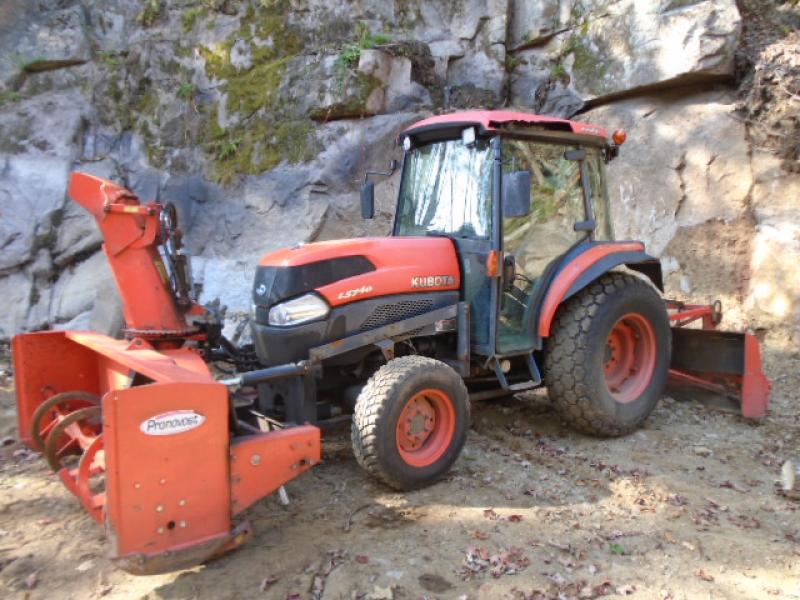 4X4 tractor agricultural and snow Kubota L5740 2009 For Sale at EquipMtl