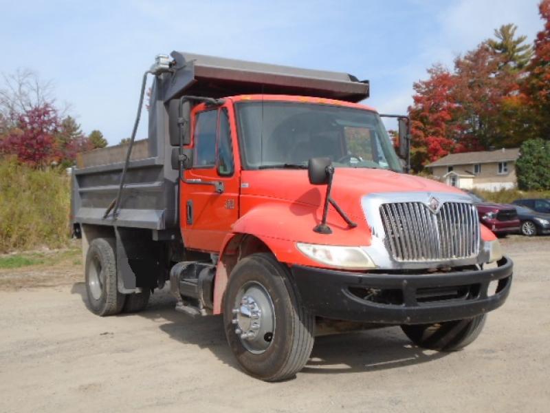 6 wheels dump truck International 4300 2005 For Sale at EquipMtl