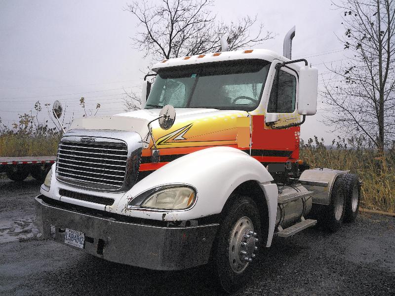 Tractor truck 10 wheels Day Cab Freightliner Columbia 120 2004 For Sale at EquipMtl