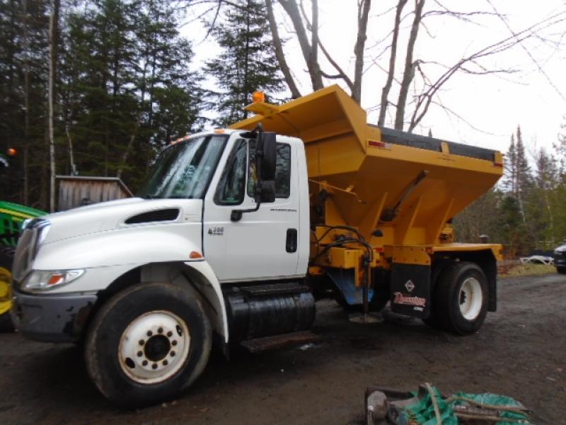 Plow truck International 4300 2002 For Sale at EquipMtl