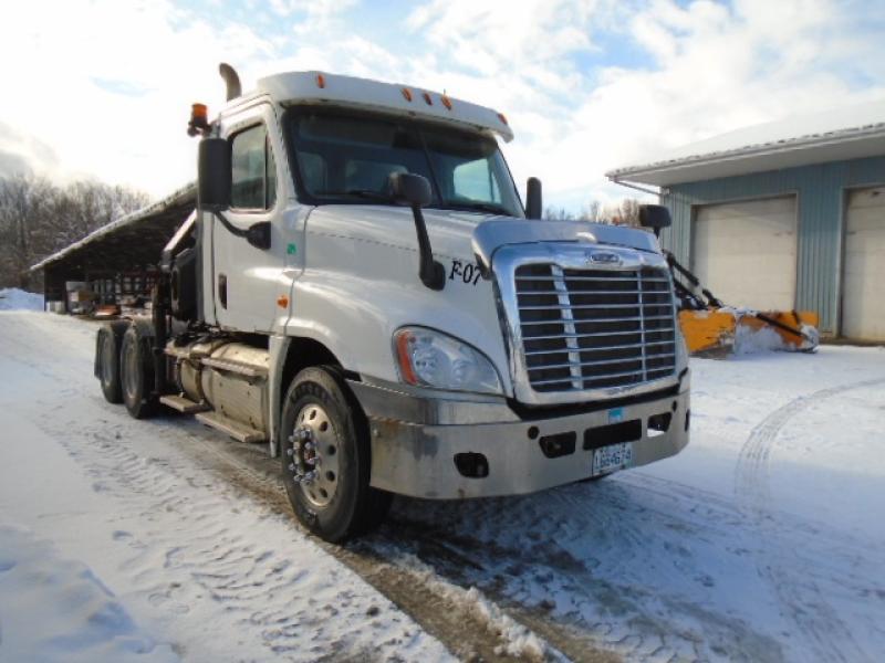 Tractor truck 10 wheels Day Cab Freightliner Cascadia 2013 For Sale at EquipMtl