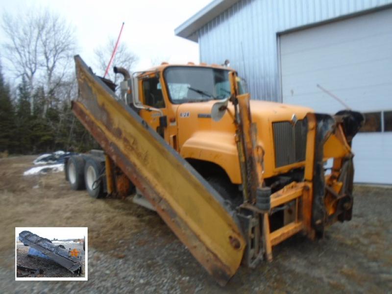 Plow truck International 5500i 2001 For Sale at EquipMtl