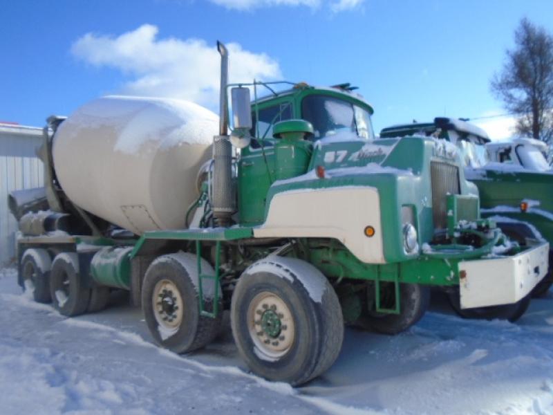 Concrete mixer truck Mack 600 1984 For Sale at EquipMtl