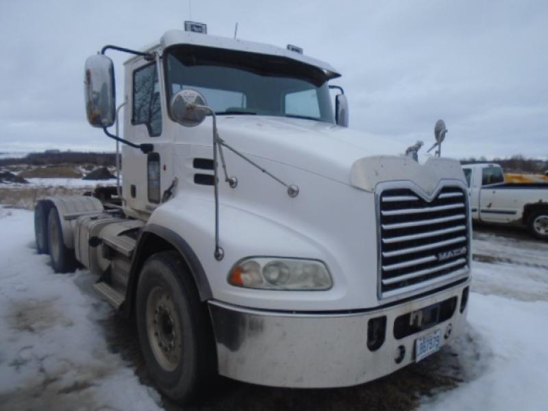 Tractor truck 10 wheels Day Cab Mack CXU613 2015 For Sale at EquipMtl