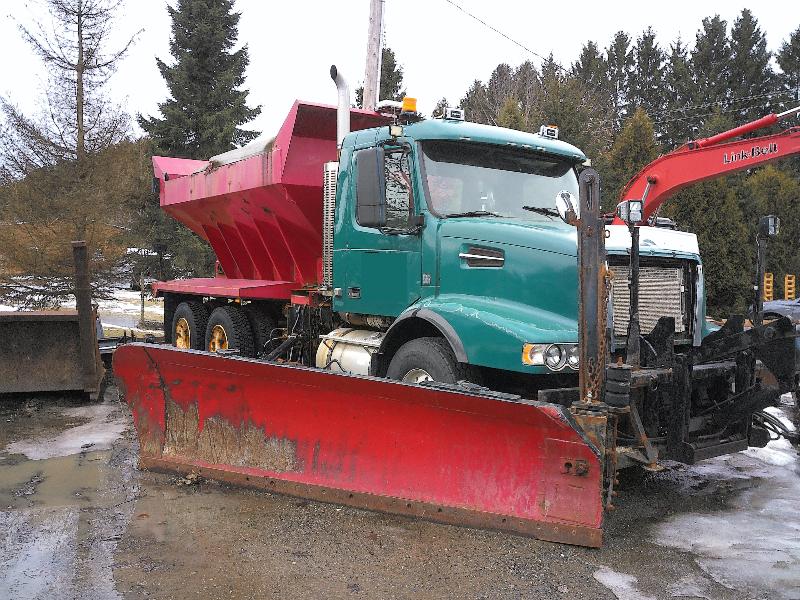 Plow truck Volvo VHD 2009 For Sale at EquipMtl
