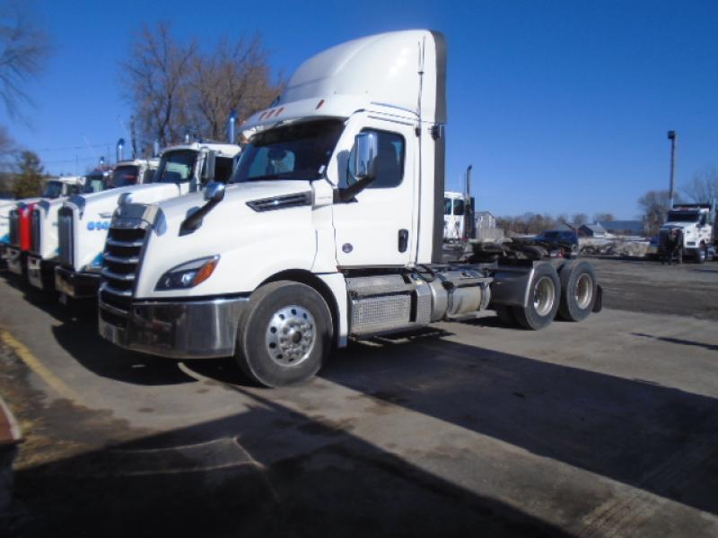 Tractor truck 10 wheels Day Cab Freightliner Cascadia 2021 For Sale at EquipMtl