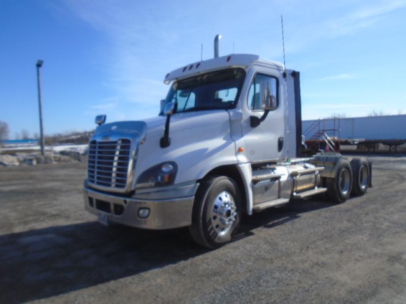 Tractor truck 10 wheels Day Cab Freightliner Cascadia 2016 For Sale at EquipMtl