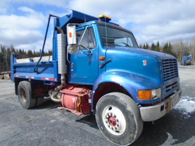 6 wheels dump truck International 8400 1991 For Sale at EquipMtl