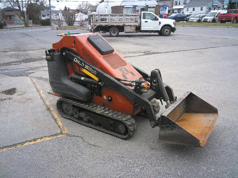 Compact loader 5 tons or less Ditch Witch SK 650 2012 For Sale at EquipMtl