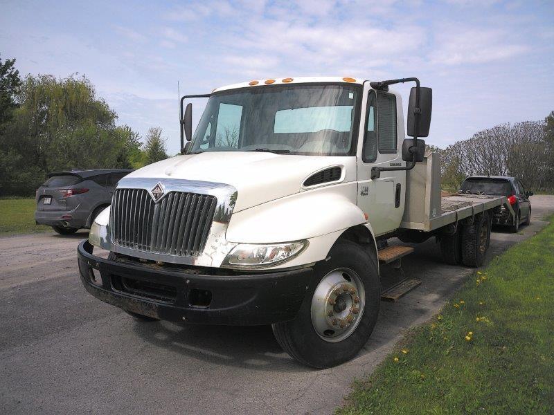 Camion plateforme International 4300 SBA 2006 En Vente chez EquipMtl